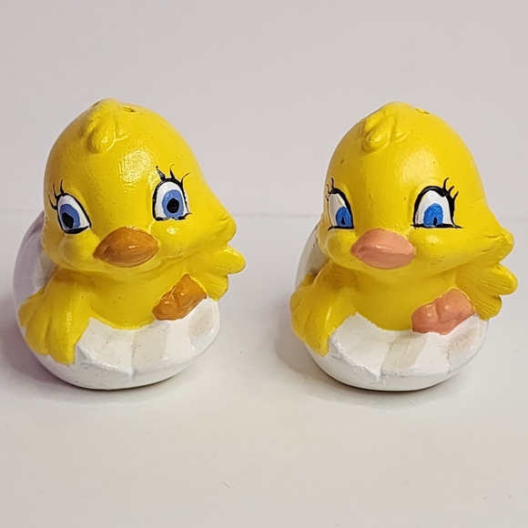 Salt and pepper baby chicks in an eggshell vintage project pieces - Picture 1 of 9